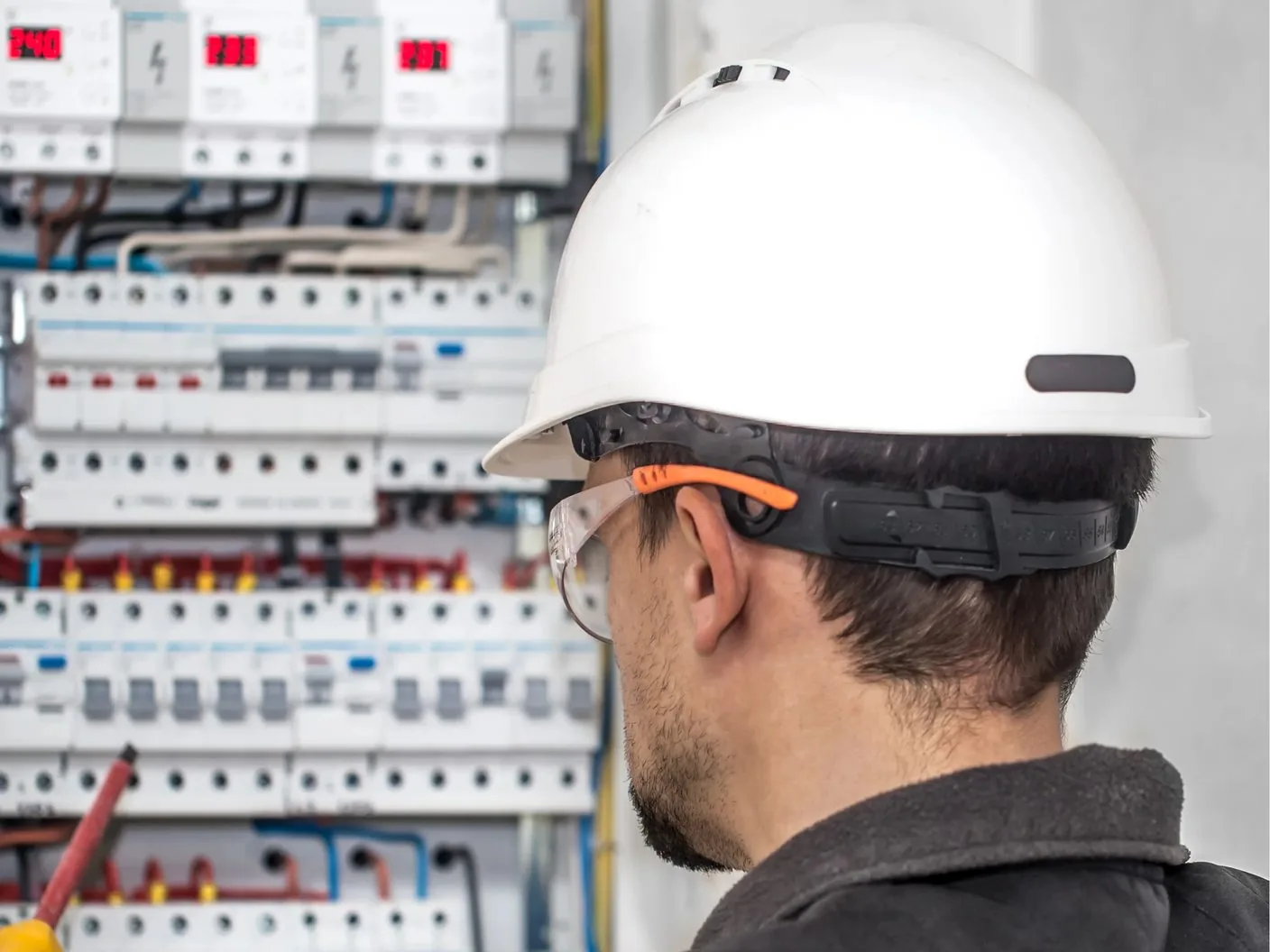 Profissional realizando instalação elétrica em obra
